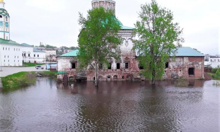 В Крестовоздвиженский собор пришла вода. Фото: Типичный Соликамск [TC]
