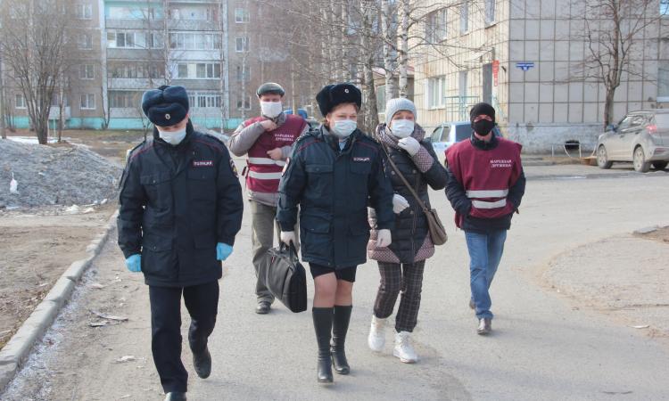 Дружинники и полицейские патрулируют улицы Соликамска. Фото: СОЛИКАМСК 