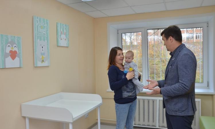 Михаил Суханов, главврач больницы, встречает первых пациентов