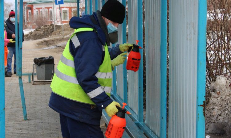 Со 2 апреля муниципалитет Соликамска проводит санобработку мест общественного пользования. Фото из группы Администрации города