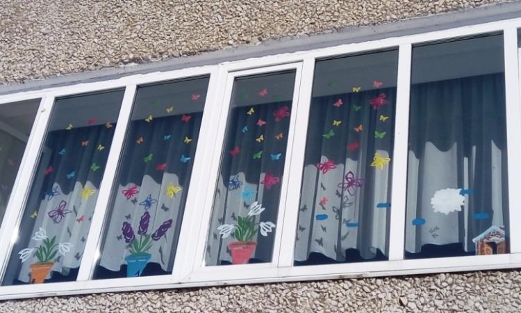 Педагог детского сада Юлия Булкина из села Половодово создала весеннюю сказку на окнах. Фото: Половодовский ДК
