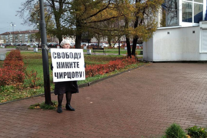 Надежда Сергеевна с плакатом в поддержку внука