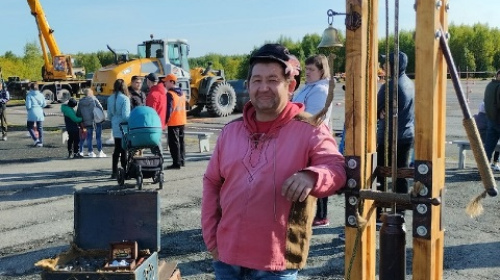 assets/resourceimages/43497/deti-i-vzroslyie-chekanili-na-etom-agregate-pamtyanyie-monetki.jpg