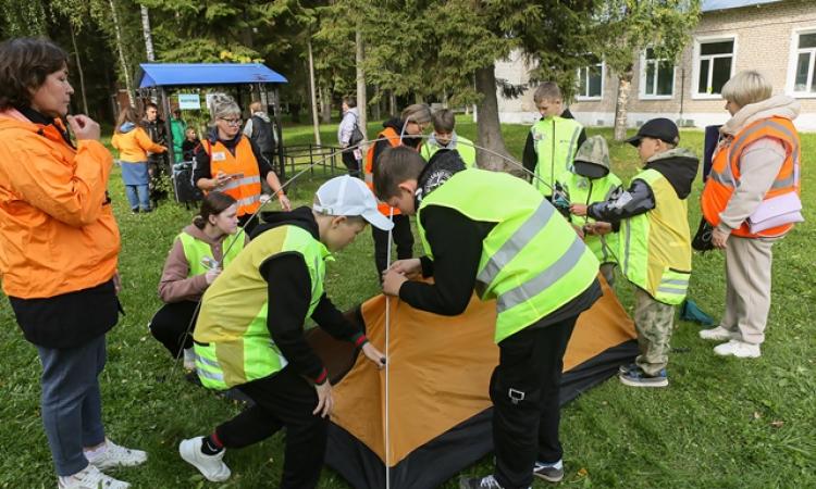 Ребята собирают палатку на одном из этапов турслёта