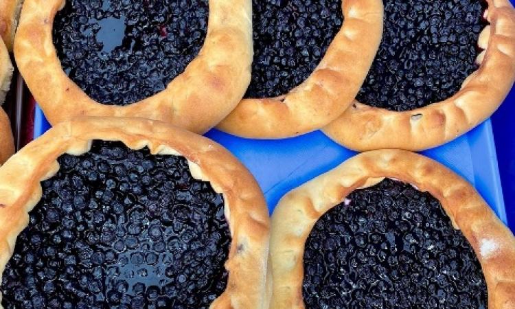 Главный герой праздника - пирог с черникой