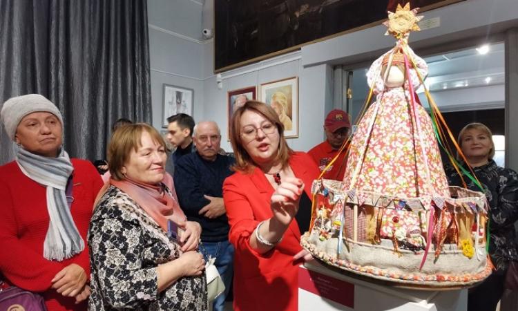 Мария Кучева (в центре) провела первую экскурсию по выставке