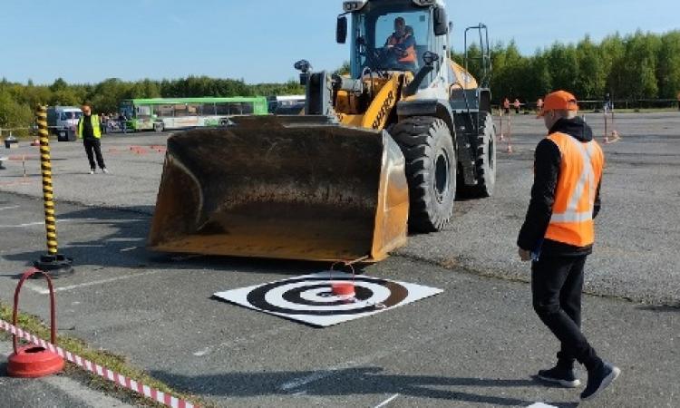 Водителю фронтального погрузчика не просто поставить маленький груз в центр мишени