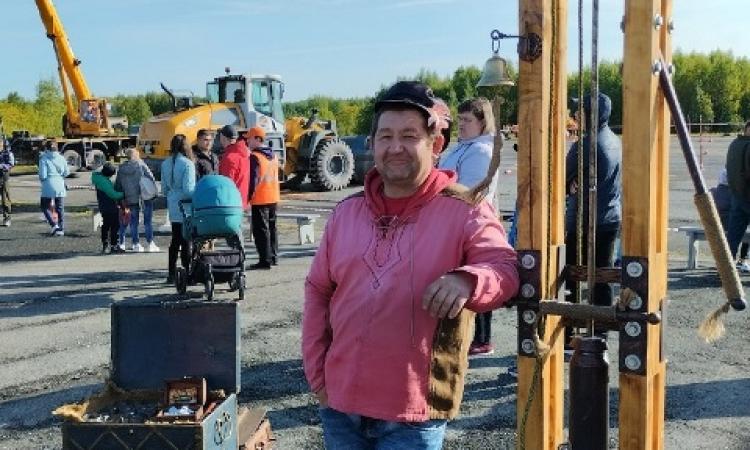 Дети и взрослые чеканили на этом агрегате памятные монетки