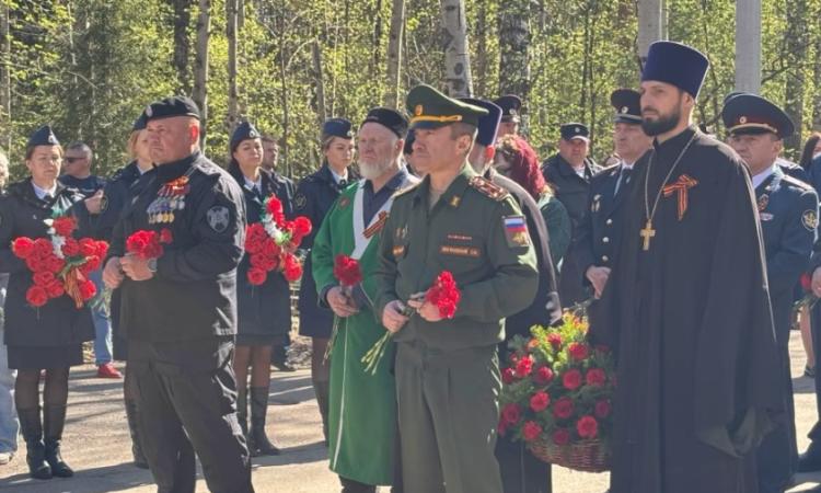 Александр Чудинов (слева в центре) и Станислав Могилевский (справа в центре) на мероприятии Вахта Памяти