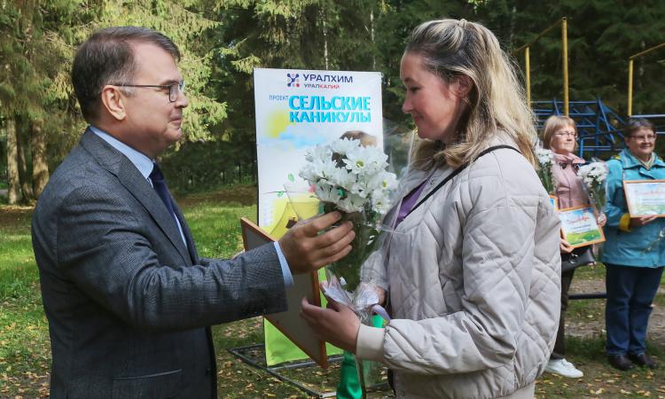 Андрей Силаев, депутат Законодательного собрания Пермского края, директор по безопасности компании «Уралкалий» вручает благодарности и цветы библиотекарям