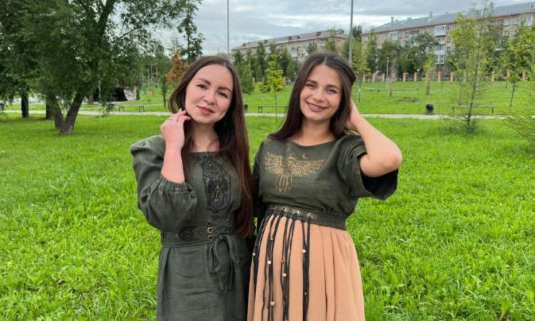 Фолк-группа «Таволга» г. Соликамск (слева направо солистки Алёна Давыдова и Надежда Синицина)