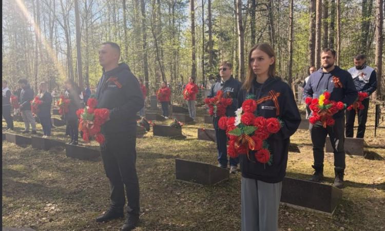Возложение венков к могилам павших воинов 