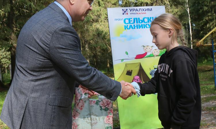 Андрей Силаев, депутат Законодательного собрания Пермского края, директор по безопасности компании «Уралкалий» вручает подарки победителям конкурсов