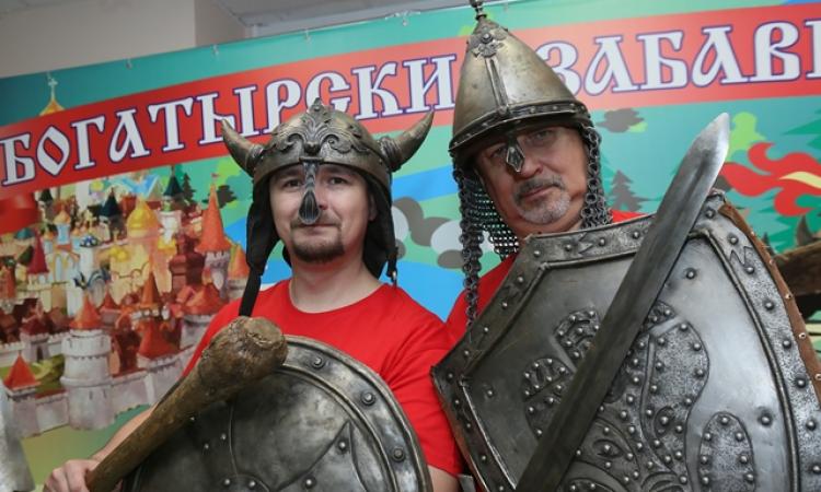 Фотозона. Шахтёры примерили старинные шлемы, взяли в руки мячи и щиты.