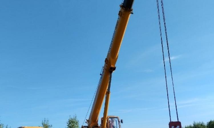 Водителю подъёмного автокрана пришлось манипулировать ведром с водой, ни капли не пролив